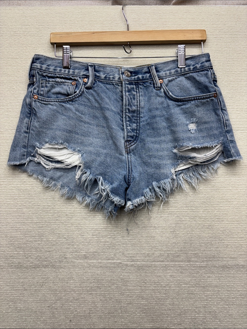 We the Free | 29 Raw Hem Distressed Denim Shorts - Light Blue